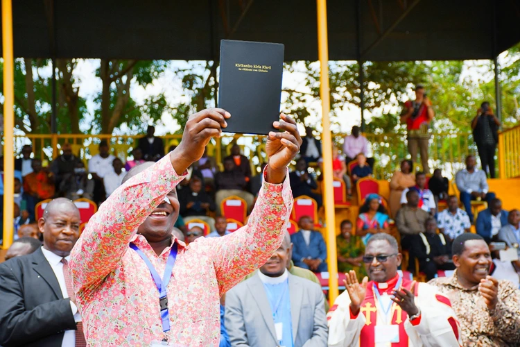 Mũtaũri wa Kĩrĩkanĩro akĩonania Kĩrĩkanĩro kĩa Gĩchuka, ntukũ ya Kwamũra Kĩrĩkanĩro kĩa Gĩchuka.